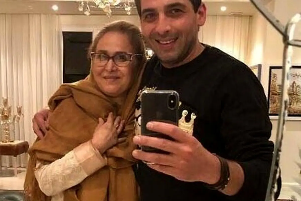 حمید گودرزی در لحظه وداع با مادرش؛ استایل دامادی و کت و شلوار اسموکینگ قبل از فوت مادرش