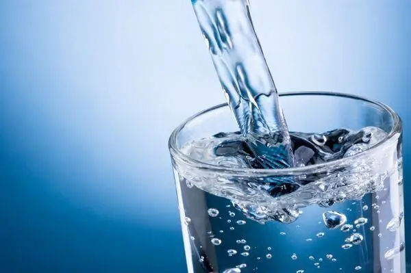 تعبیر خواب آب ریختن: از نگاه سنتی تا روان‌شناسی مدرن در ۷ روایت