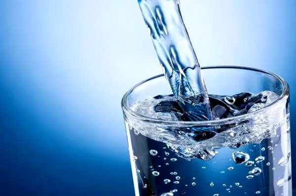 تعبیر خواب آب ریختن: از نگاه سنتی تا روان‌شناسی مدرن در ۷ روایت