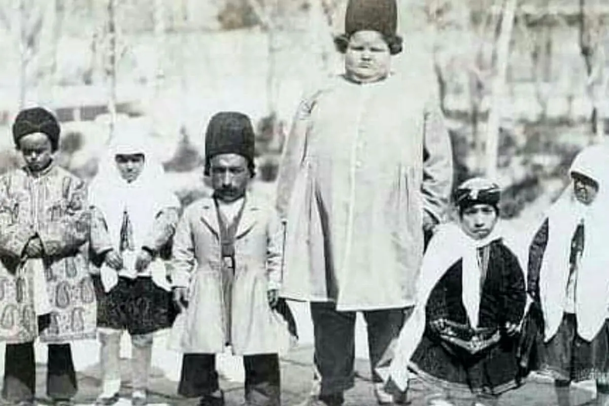 عکس نادر ناصرالدینشاه با هشت برده آفریقایی در دربار قاجاری | کشف تصویر تاریخی و رازهای سلطنتی