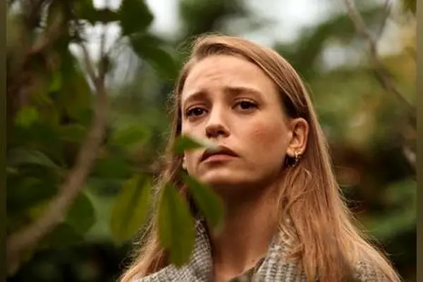 تخت خواب لوکس و بهشتی خانم بازیگر در خانه‌ای مدرن و تاریک