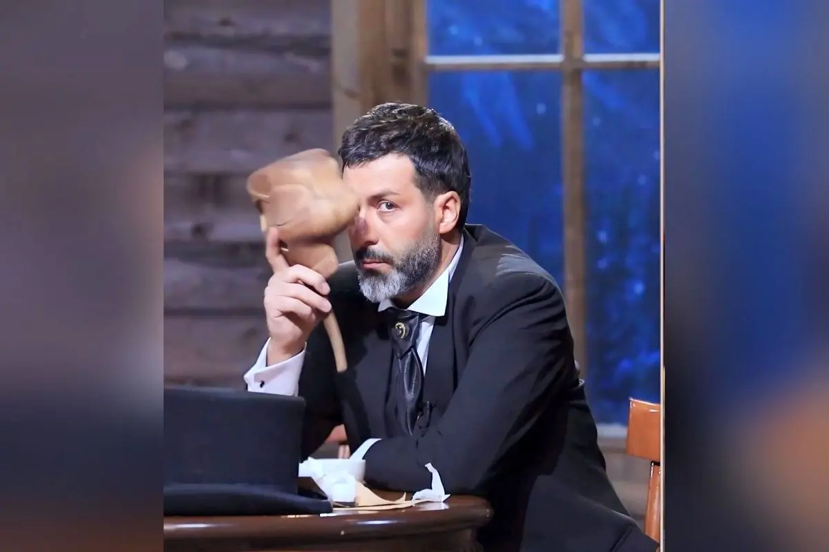 تصویر جذاب آباژور و نقاشی مدرن در دکوراسیون منزل مجید واشقانی، ستاره مافیای ایران