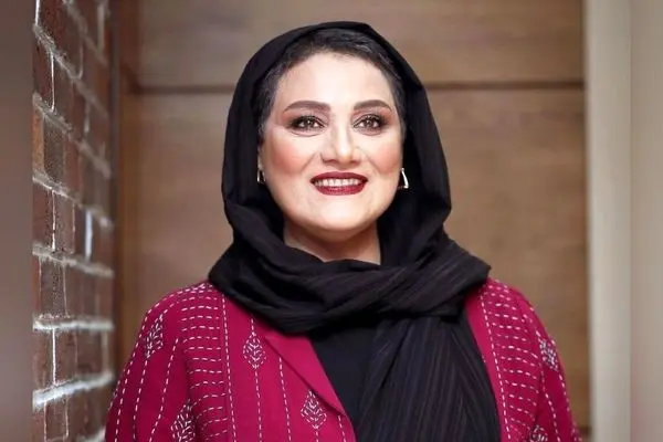 شبنم مقدمی در کنار درهای چوبی قوام‌السلطنه شیراز؛ نماد اصالت، هنر و معماری ایرانی در قلب حافظ‌دوستی