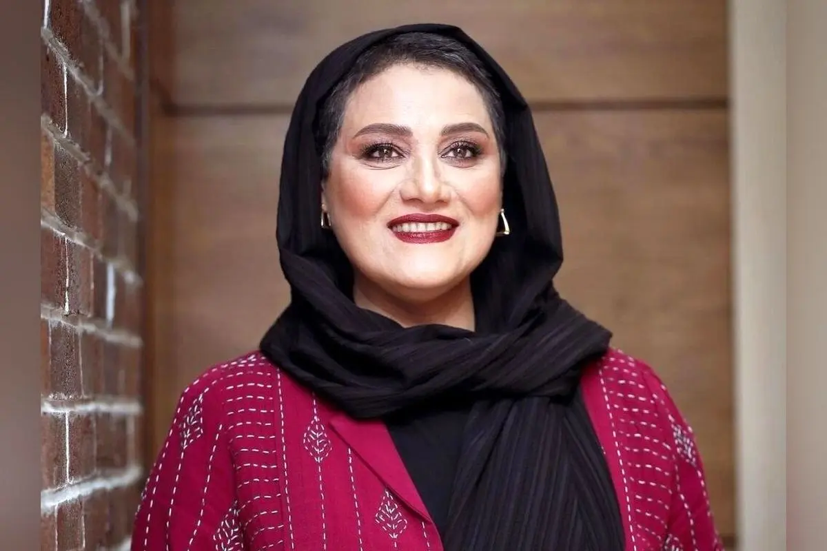 شبنم مقدمی در کنار درهای چوبی قوام‌السلطنه شیراز؛ نماد اصالت، هنر و معماری ایرانی در قلب حافظ‌دوستی