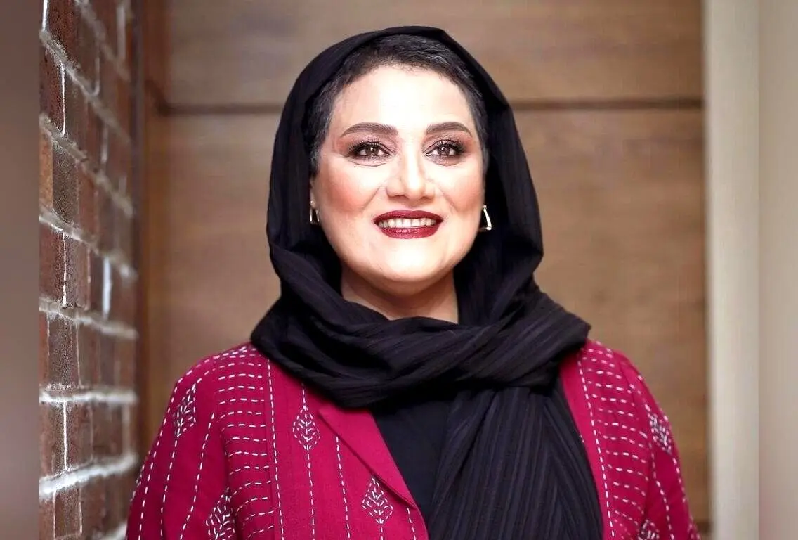 شبنم مقدمی در کنار درهای چوبی قوام‌السلطنه شیراز؛ نماد اصالت، هنر و معماری ایرانی در قلب حافظ‌دوستی