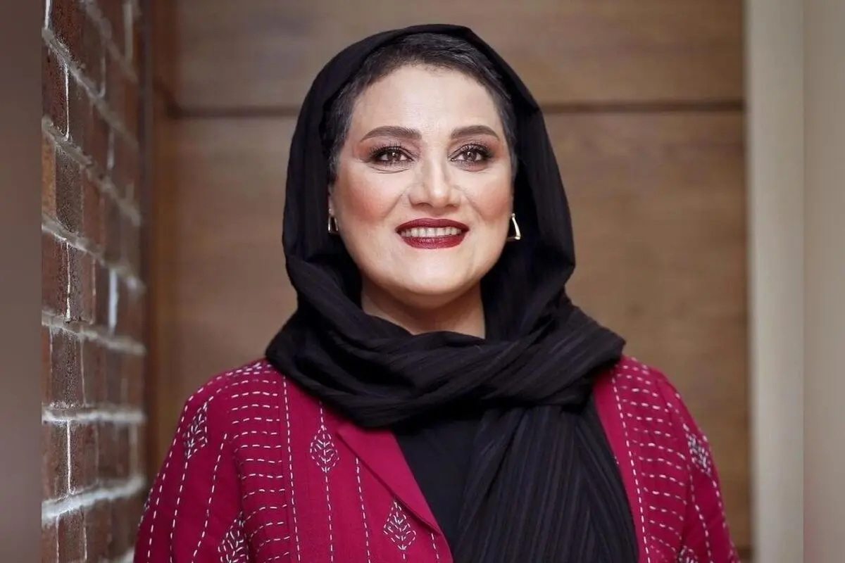 شبنم مقدمی در کنار درهای چوبی قوام‌السلطنه شیراز؛ نماد اصالت، هنر و معماری ایرانی در قلب حافظ‌دوستی