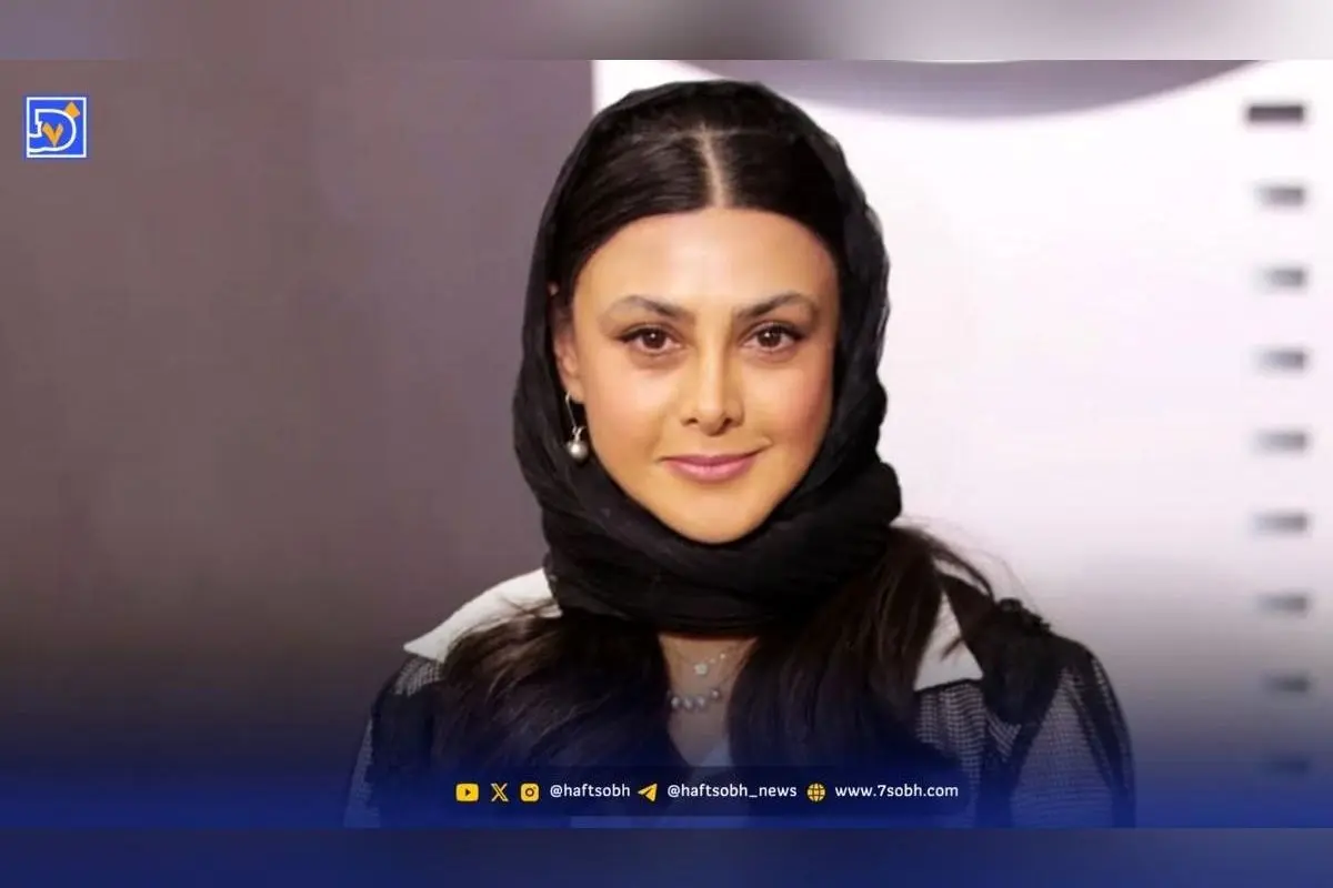 آزاده صمدی با استایل بارداری روی فرش قرمز: لباس متفاوت و جنجالی در مراسم اکران فیلم «بچه مردم»