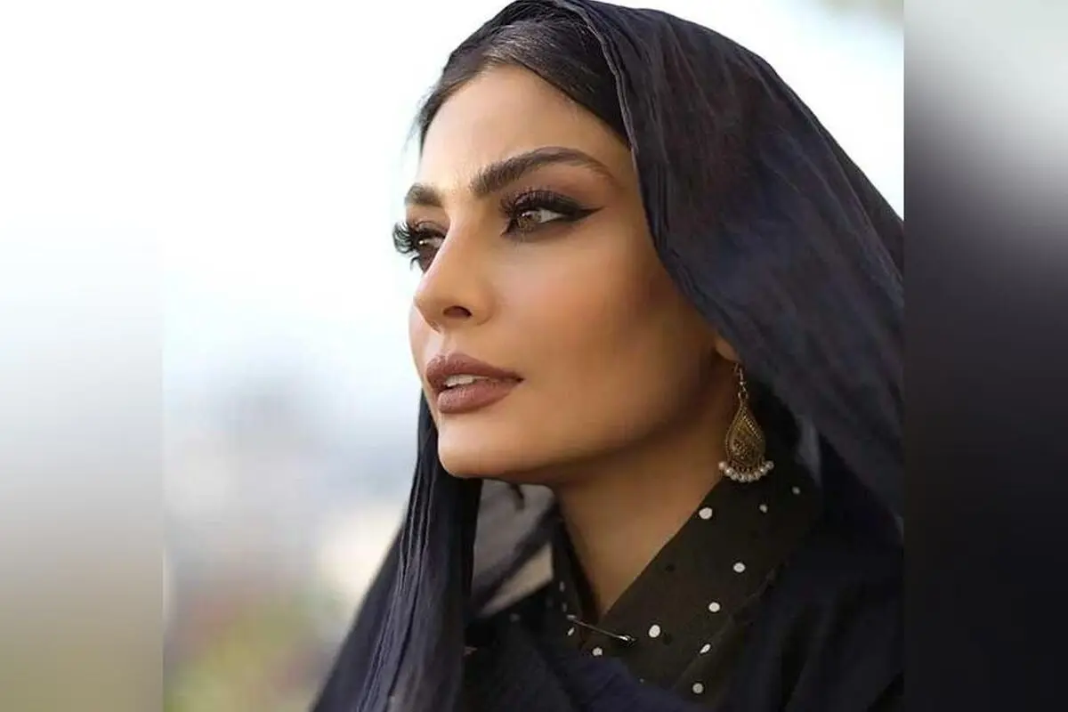 بدترین بازیکن مافیا در کنار ساختمان تاریخی تئاتر شهر عکس گرفت!
