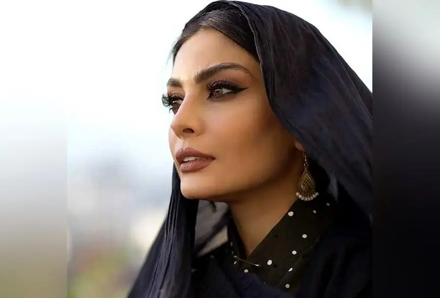 بدترین بازیکن مافیا در کنار ساختمان تاریخی تئاتر شهر عکس گرفت!