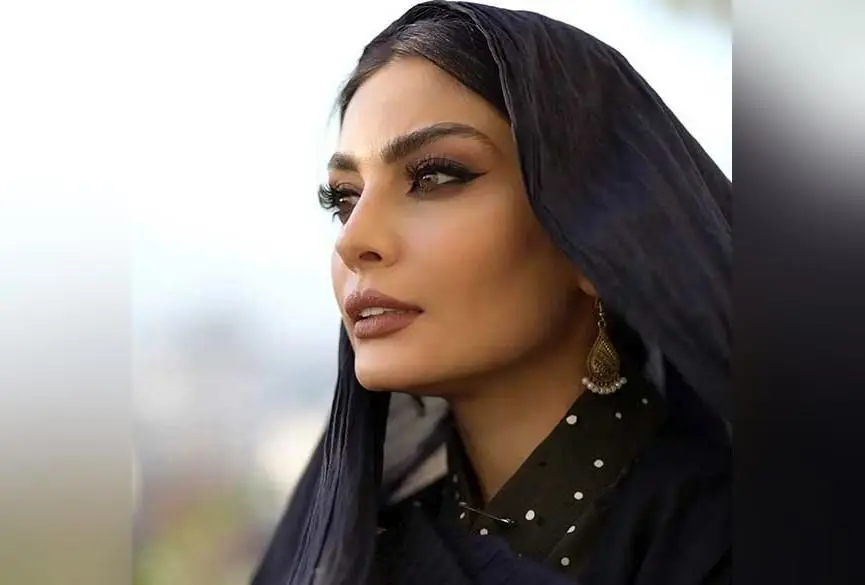 بدترین بازیکن مافیا در کنار ساختمان تاریخی تئاتر شهر عکس گرفت!