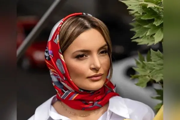 تصویر غمگین بیتای آوای باران در کافه فرودگاه؛ لحظه‌ای احساسی و پرمعنا در دل وداع