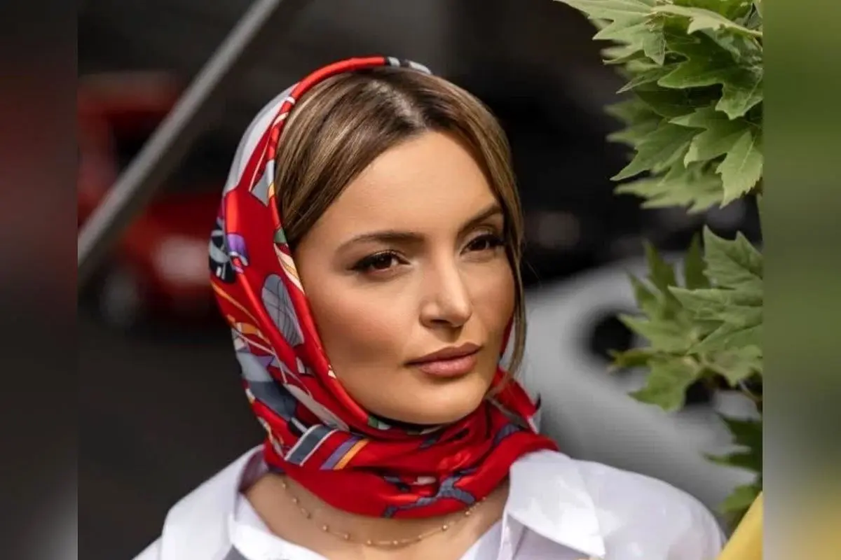 تصویر غمگین بیتای آوای باران در کافه فرودگاه؛ لحظه‌ای احساسی و پرمعنا در دل وداع