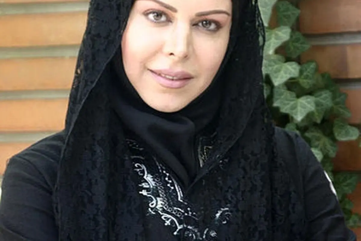 تصویر جذاب فلور نظری و دکوراسیون سلطنتی خانه‌اش با جغد ترسناک و پیام مهربانی و دوستی در شب‌های ایرانی
