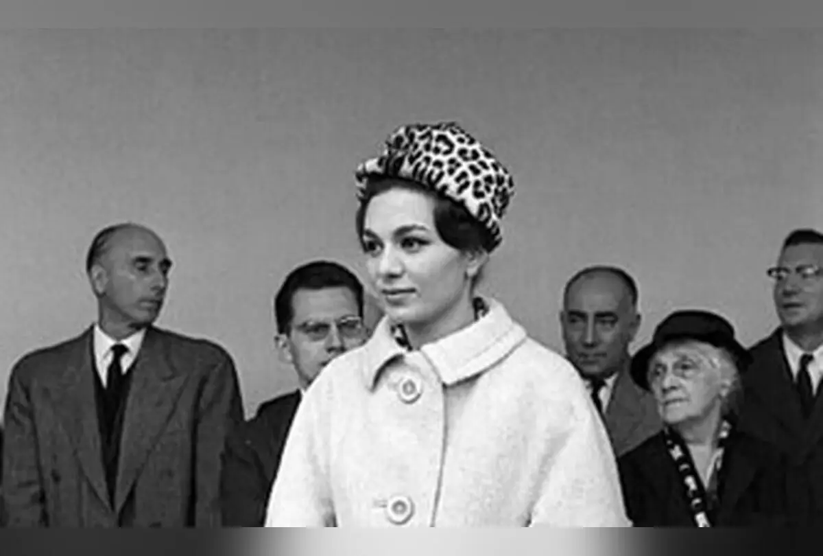 تجمل و فاصله طبقاتی دربار پهلوی؛ لباس‌های ایتالیایی و جواهرات لوکس فرح در شوهای مد سلطنتی