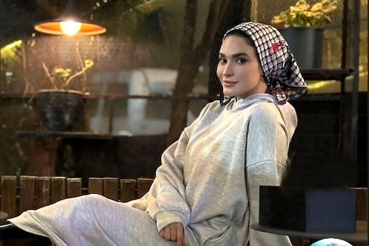 گشت و گذاری در منزل ساناز سعیدی: دکوراسیون گرم، کتابخانه نفیس و جزئیات لوکس