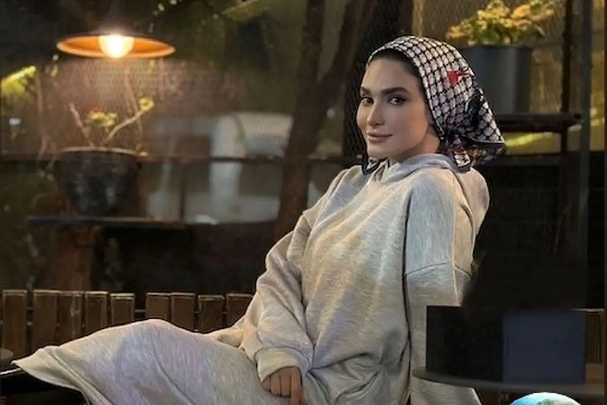 گشت و گذاری در منزل ساناز سعیدی: دکوراسیون گرم، کتابخانه نفیس و جزئیات لوکس