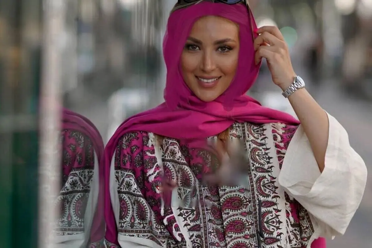 تصویر مینا مختاری همسر بهرام رادان در لباس تابستانی رنگارنگ و شیک + معرفی کوتاه