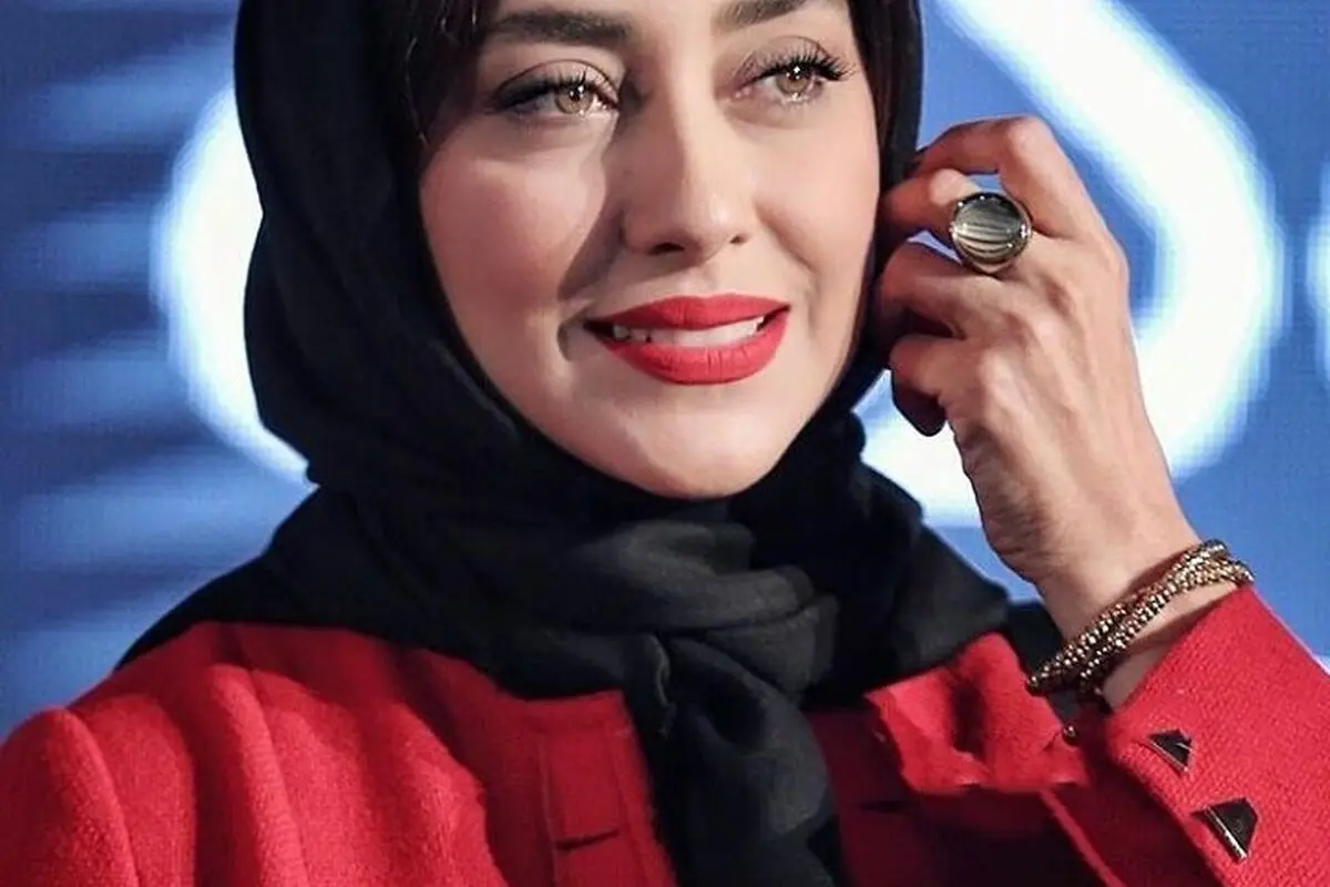 نگاهی به قفسه کتاب باکلاس و عکس بهاره کیان افشار بازیگر محبوب سریال عاشقانه + مجسمه‌های زیبا و جذاب
