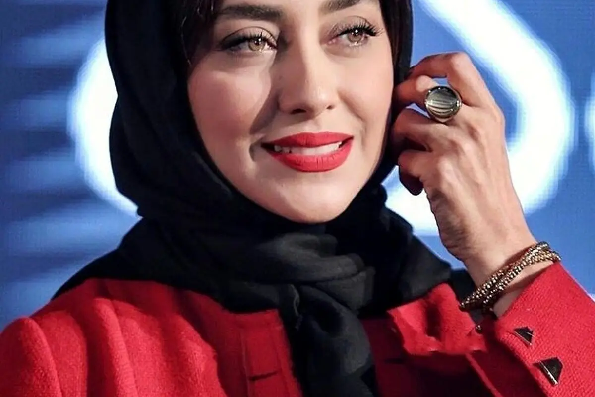 نگاهی به قفسه کتاب باکلاس و عکس بهاره کیان افشار بازیگر محبوب سریال عاشقانه + مجسمه‌های زیبا و جذاب