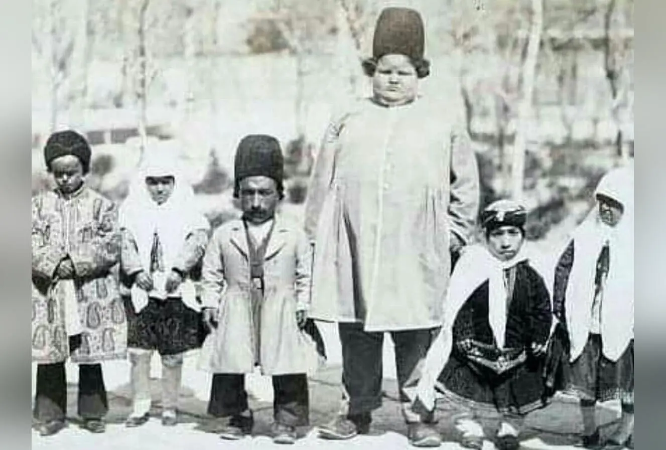عکس نادر نوه ناصرالدین‌شاه با هشت برده آفریقایی در دوران قاجار