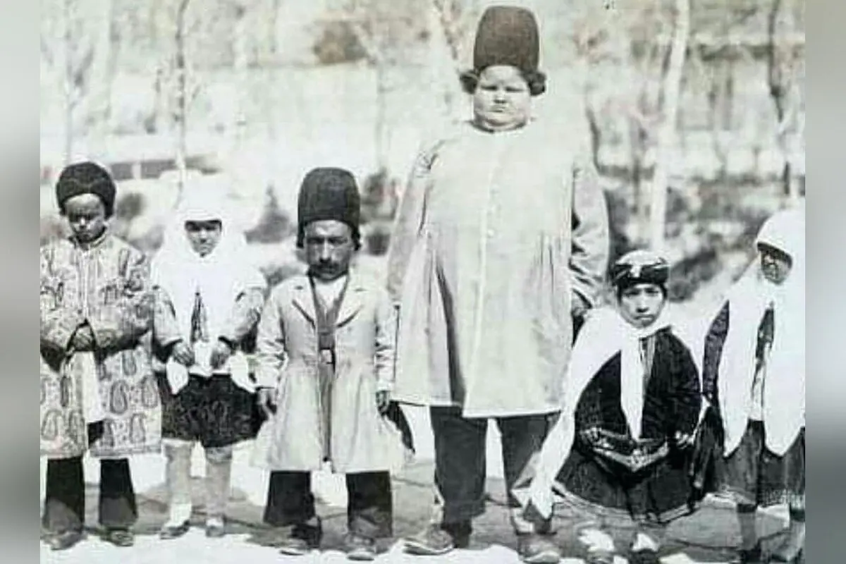 عکس نادر نوه ناصرالدین‌شاه با هشت برده آفریقایی در دوران قاجار