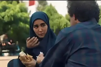 وقتی نقی معمولی به دخترش پیاز می‌دهد که کسی دورش نیاد! | طنز ماندگار پایتخت با ویدئو و تصویر خاص