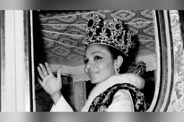 تصویر قدیمی حیاط خانه فرح پهلوی با میز و صندلی حصیری دهه پنجاه و گل‌های رز زرد