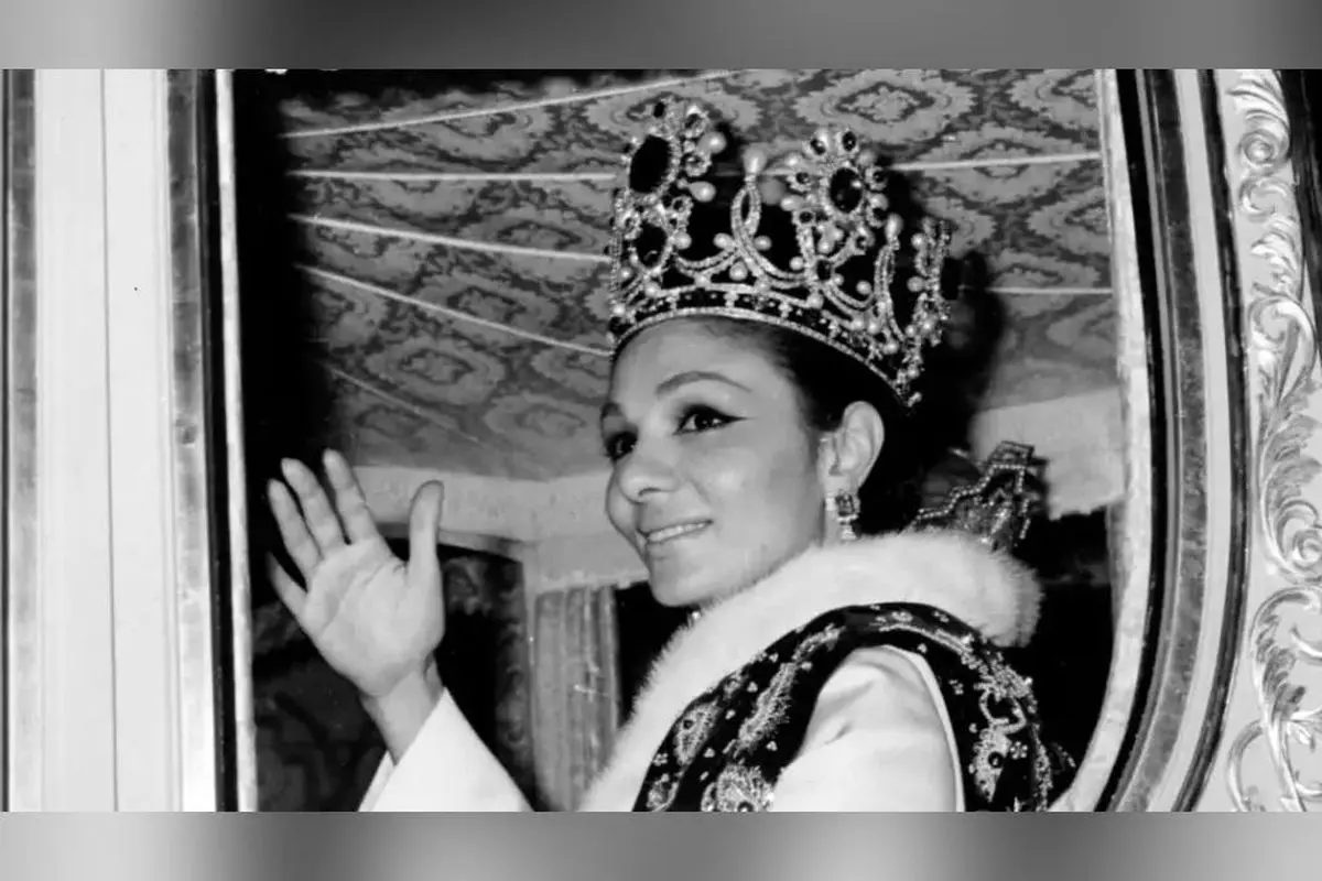 تصویر قدیمی حیاط خانه فرح پهلوی با میز و صندلی حصیری دهه پنجاه و گل‌های رز زرد