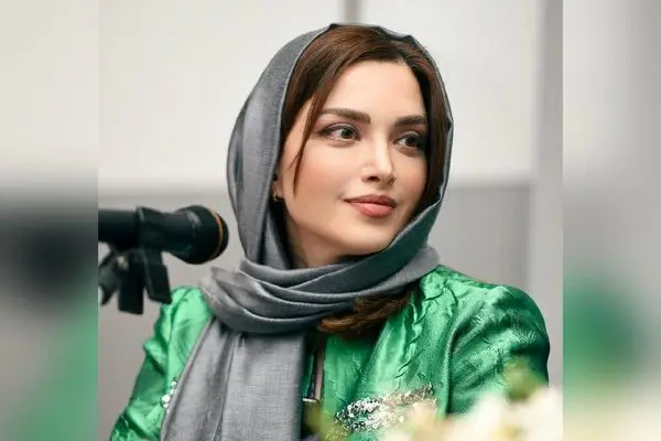 جشن تولد 44 سالگی بهنوش طباطبایی با میز ساده و گل‌آرایی خیره‌کننده در فضای گرم و صمیمی