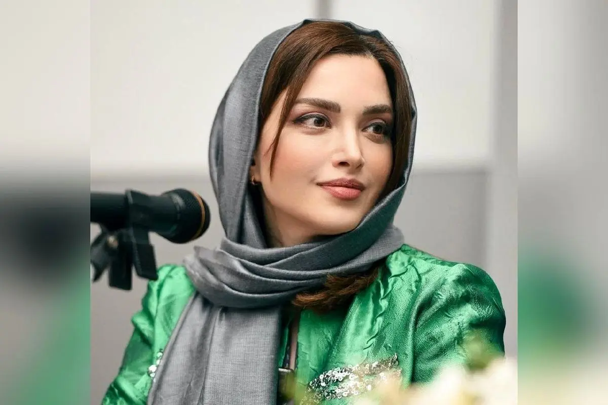 جشن تولد 44 سالگی بهنوش طباطبایی با میز ساده و گل‌آرایی خیره‌کننده در فضای گرم و صمیمی