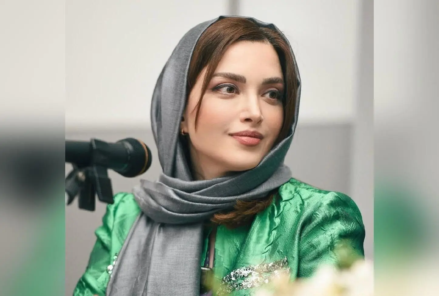 جشن تولد 44 سالگی بهنوش طباطبایی با میز ساده و گل‌آرایی خیره‌کننده در فضای گرم و صمیمی