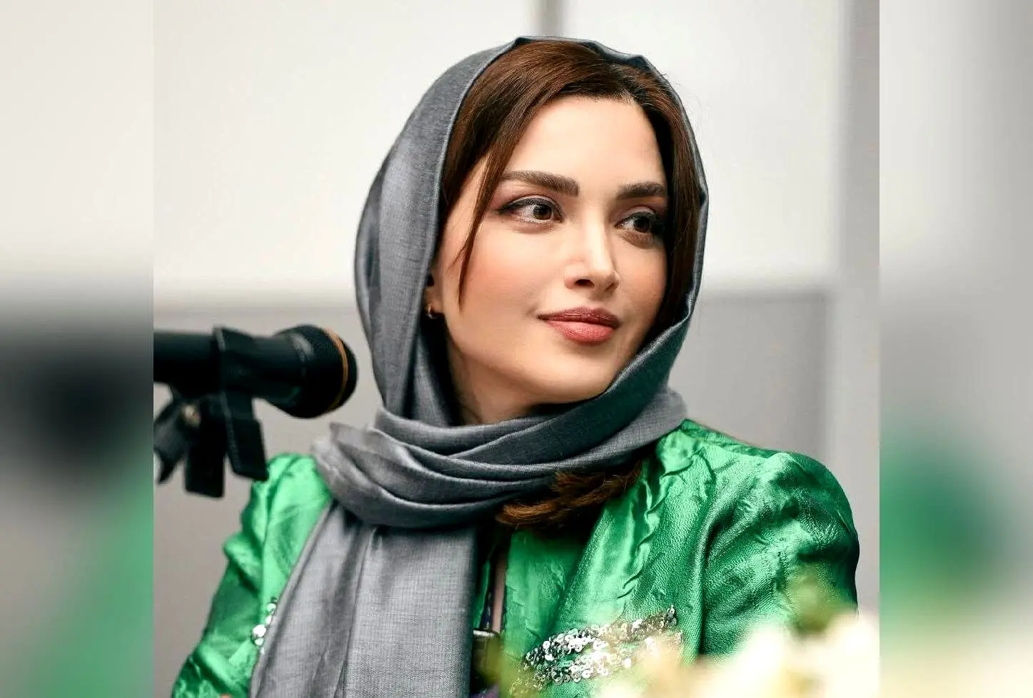 جشن تولد 44 سالگی بهنوش طباطبایی با میز ساده و گل‌آرایی خیره‌کننده در فضای گرم و صمیمی