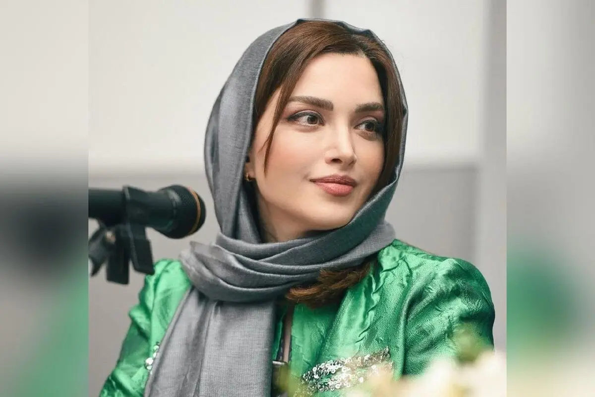 جشن تولد 44 سالگی بهنوش طباطبایی با میز ساده و گل‌آرایی خیره‌کننده در فضای گرم و صمیمی