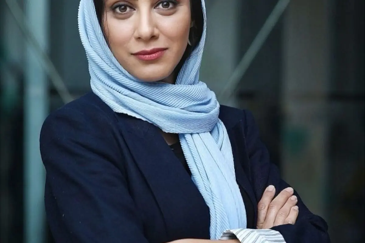 مونا فرجاد با استایل کریسمسی و شیک در کنار خواهرش دلهارو، جشنواره استایل‌های خاص و جذاب