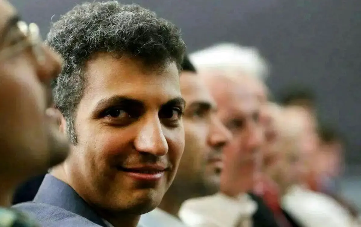 تصویر نادر از کودکی عادل فردوسی‌پور با موهای بلند و فرفری در دهه پنجاه