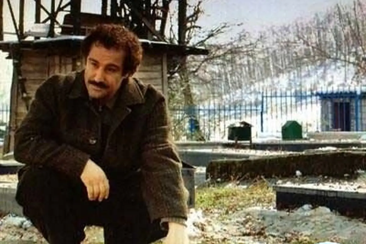 تصویر سنگ قبر پدر محسن تنابنده؛ روایت از خانواده و زندگی بازیگر پایتخت