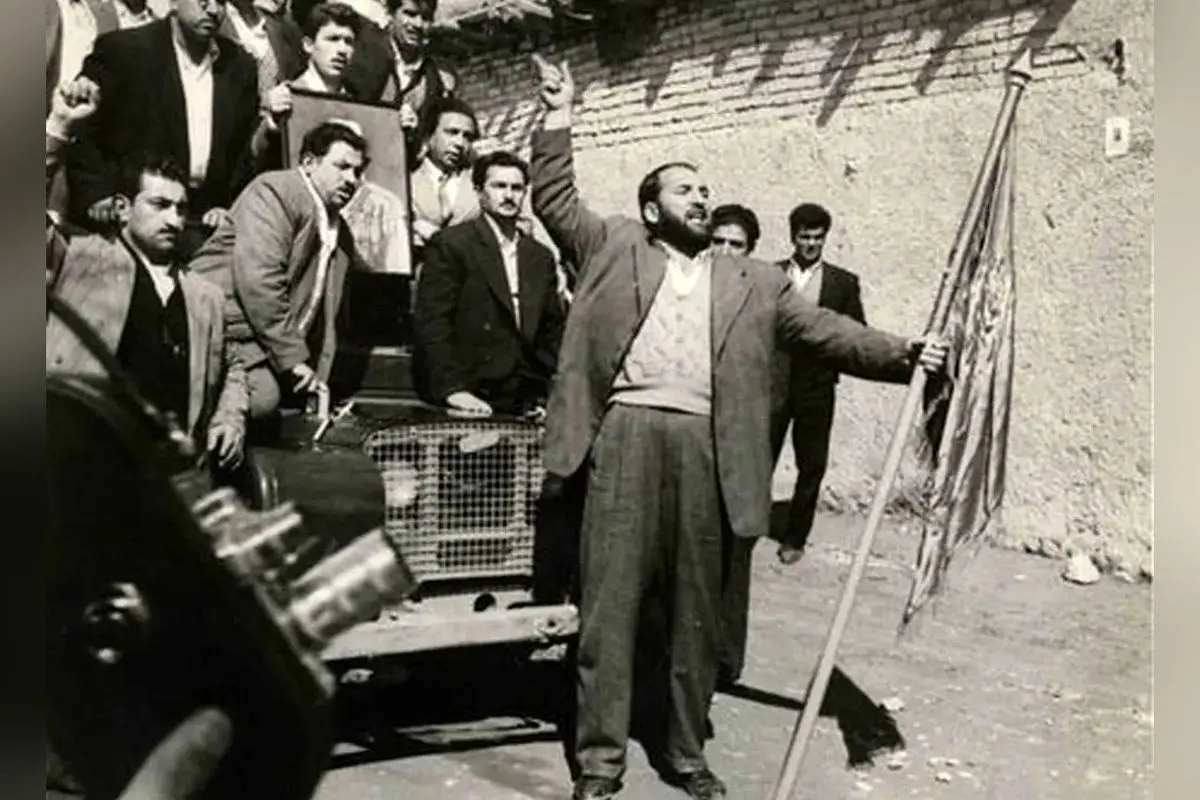 تصویر نادر از نورمن ویزدوم در زورخانه شعبان بی‌مُخ در سال ۱۳۴۸؛ لحظه‌ای تاریخی در فرهنگ و هنر ایران