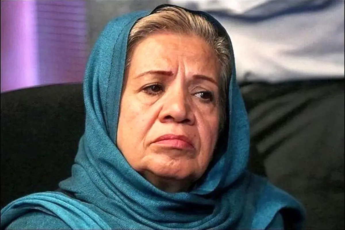 تصاویر جدید از دکوراسیون خانم گیتی معینی با مبلمان شیری‌رنگ و چوبی، فضایی آرام و شیک