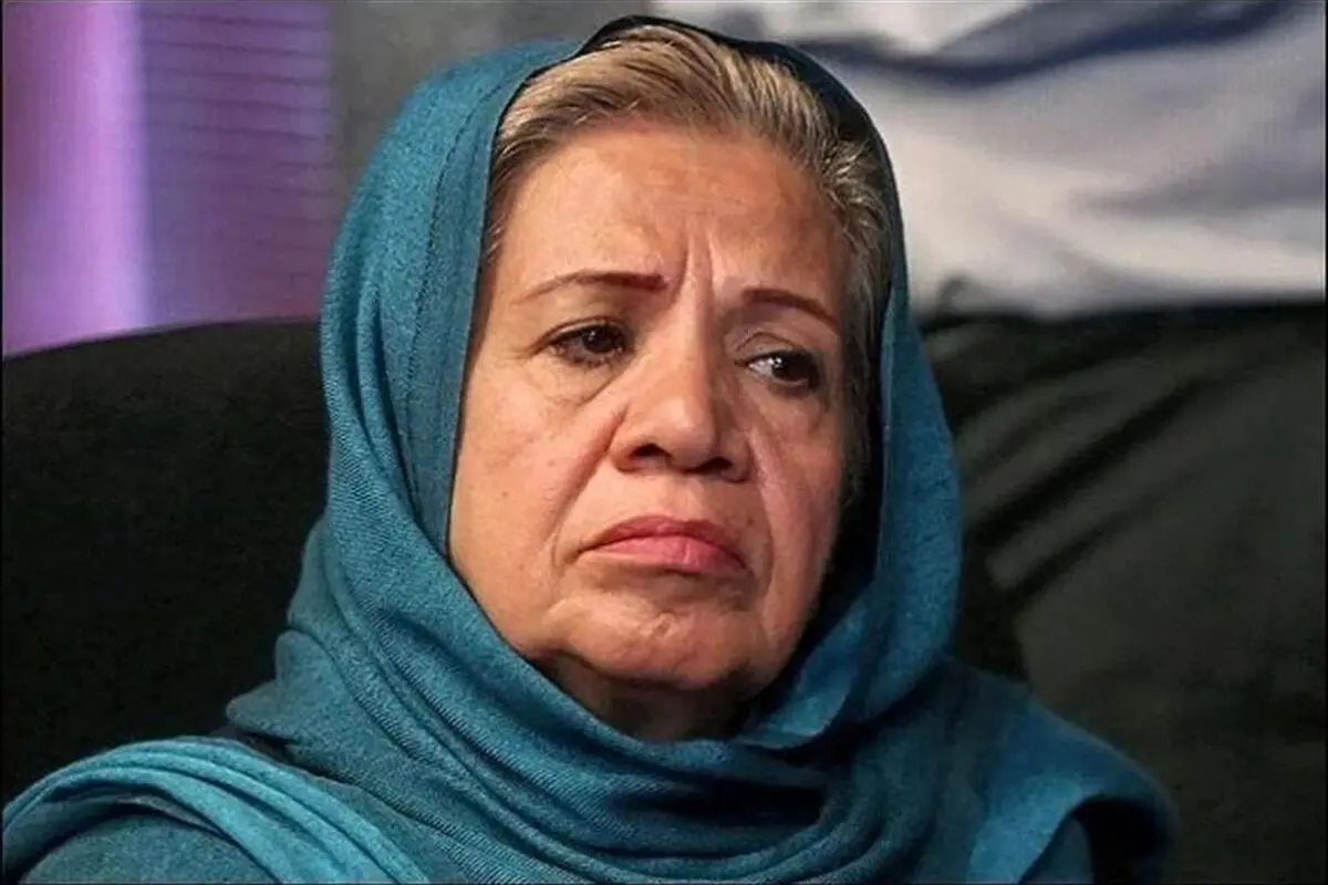 تصاویر جدید از دکوراسیون خانم گیتی معینی با مبلمان شیری‌رنگ و چوبی، فضایی آرام و شیک