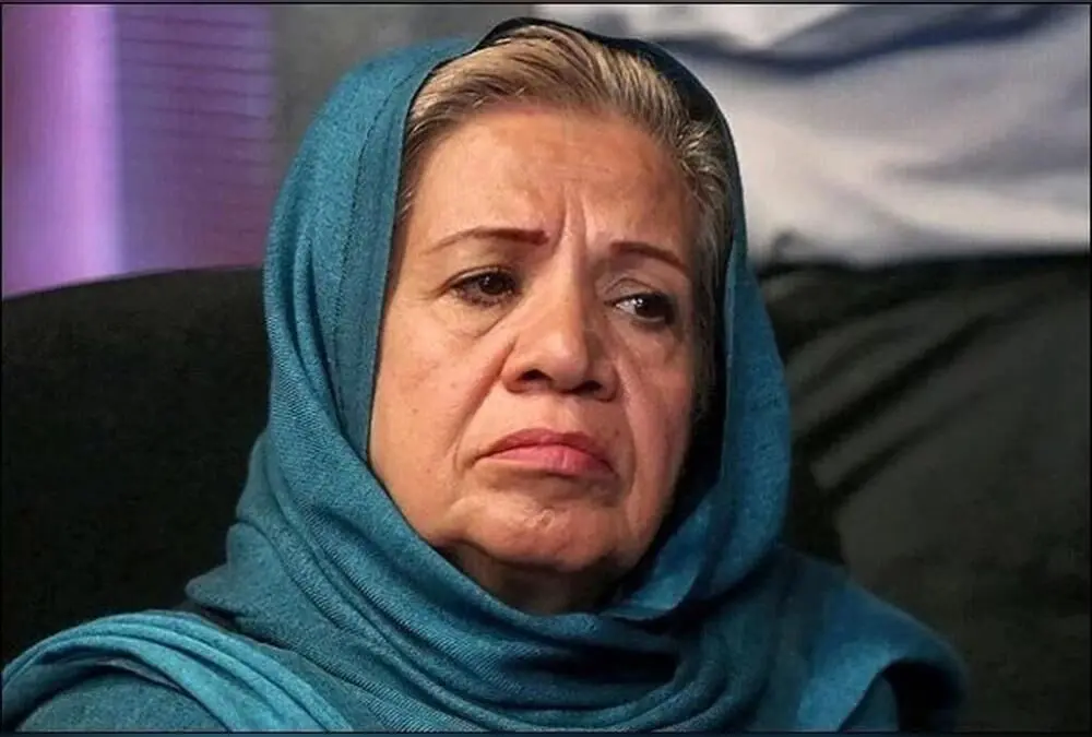 تصاویر جدید از دکوراسیون خانم گیتی معینی با مبلمان شیری‌رنگ و چوبی، فضایی آرام و شیک