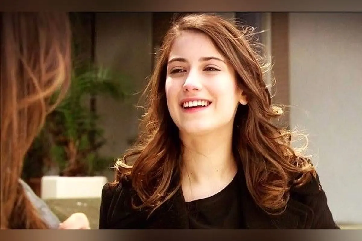 آشپزخانه مدرن و طوسی خانم بازیگر ترک در ایران: طراحی شیک و مینیمال با کابینت‌های بدون دستگیره و نور مخفی