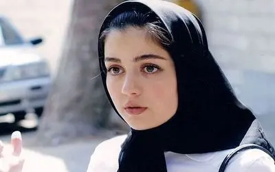 ژست‌های افسانه پاکرو در اتوبوس قدیمی و جذابیت بی‌نظیر خانم بازیگر در عکاسی خیالی