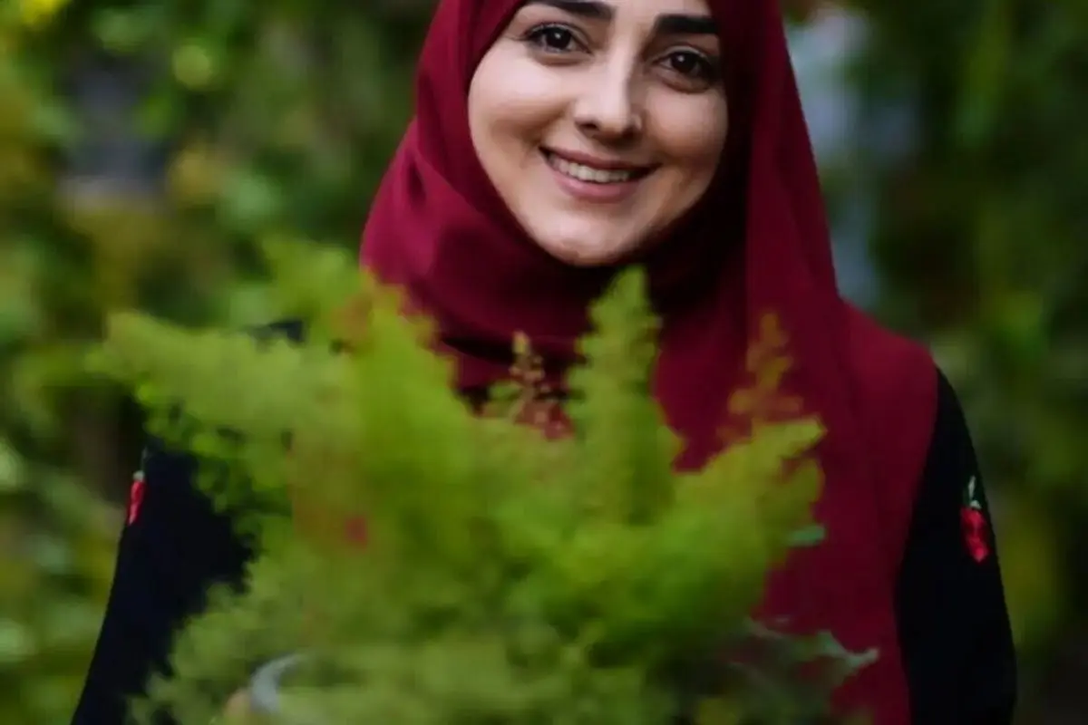 طرح مانتوی خانگی و تابستانی ستاره سادات قطبی با رنگ منحصر به فرد و استایل ایرانی، شیک و باوقار