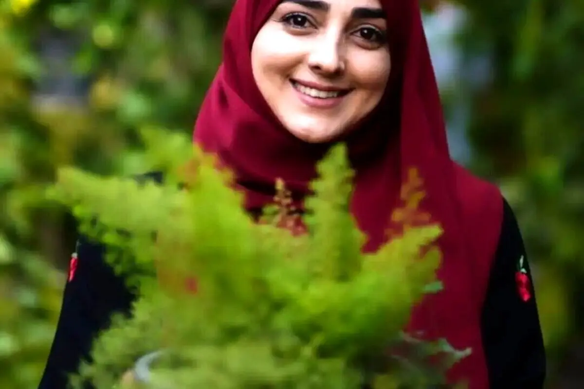 طرح مانتوی خانگی و تابستانی ستاره سادات قطبی با رنگ منحصر به فرد و استایل ایرانی، شیک و باوقار