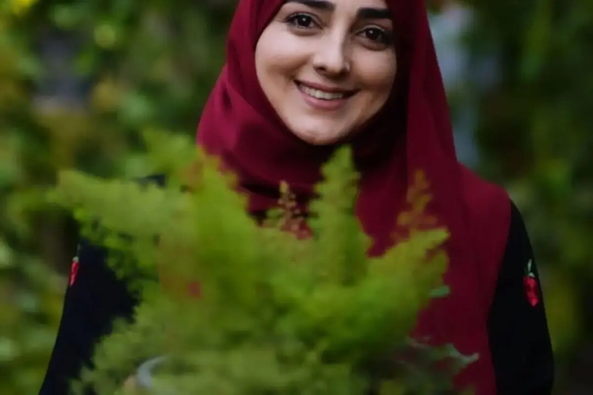 طرح مانتوی خانگی و تابستانی ستاره سادات قطبی با رنگ منحصر به فرد و استایل ایرانی، شیک و باوقار