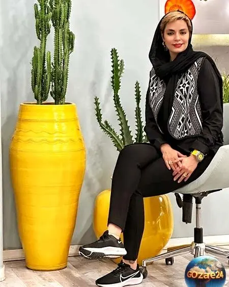 سپیده خداوردی با دامن چین‌دار و کفش پاشنه‌بلند در بیرون از منزل، استایل شیک و خاص خود را به نمایش گذاشت