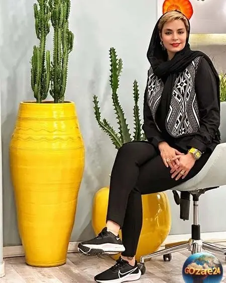 سپیده خداوردی با دامن چین‌دار و کفش پاشنه‌بلند در بیرون از منزل، استایل شیک و خاص خود را به نمایش گذاشت