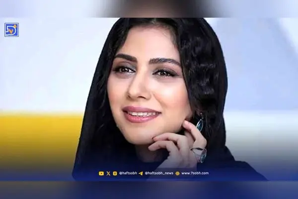 مونا فرجاد با کت جیر قهوه‌ای در پشت‌صحنه نمایش «بازی‌های شبانه»، استایل پاییزی و چشمان خیره‌کننده را به نمایش گذاشت!