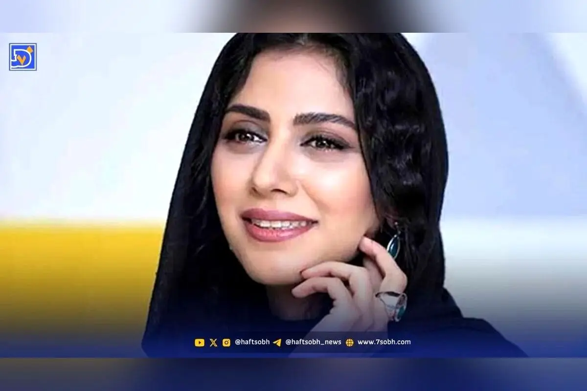 مونا فرجاد با کت جیر قهوه‌ای در پشت‌صحنه نمایش «بازی‌های شبانه»، استایل پاییزی و چشمان خیره‌کننده را به نمایش گذاشت!