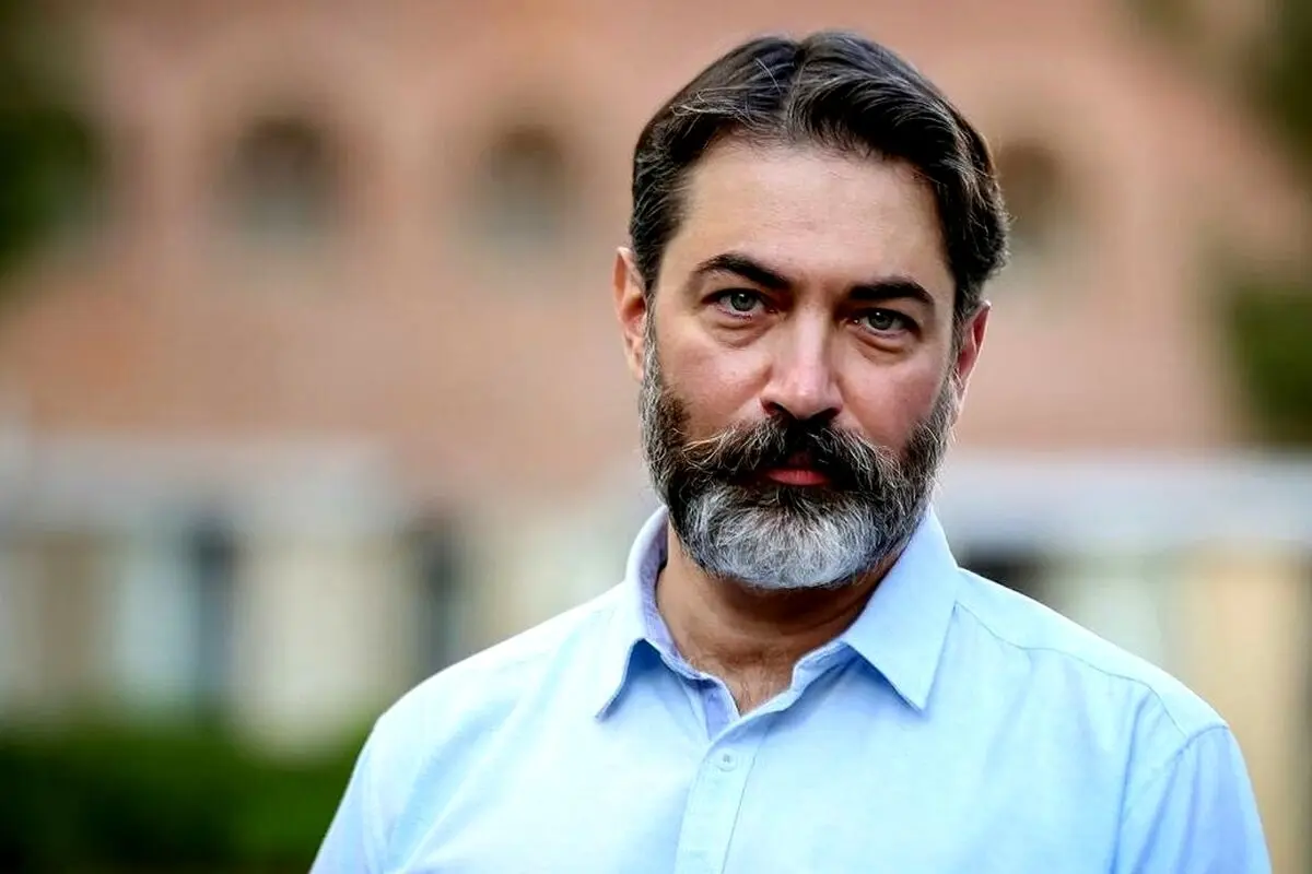 رونمایی از مجسمه پارسا پیروزفر، بازیگر چشم‌نواز سینمای ایران + تصاویر جدید